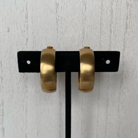 Vintage mid-80s Monet brushed gold clip-on hoops in EUC - Picture 12 of 12